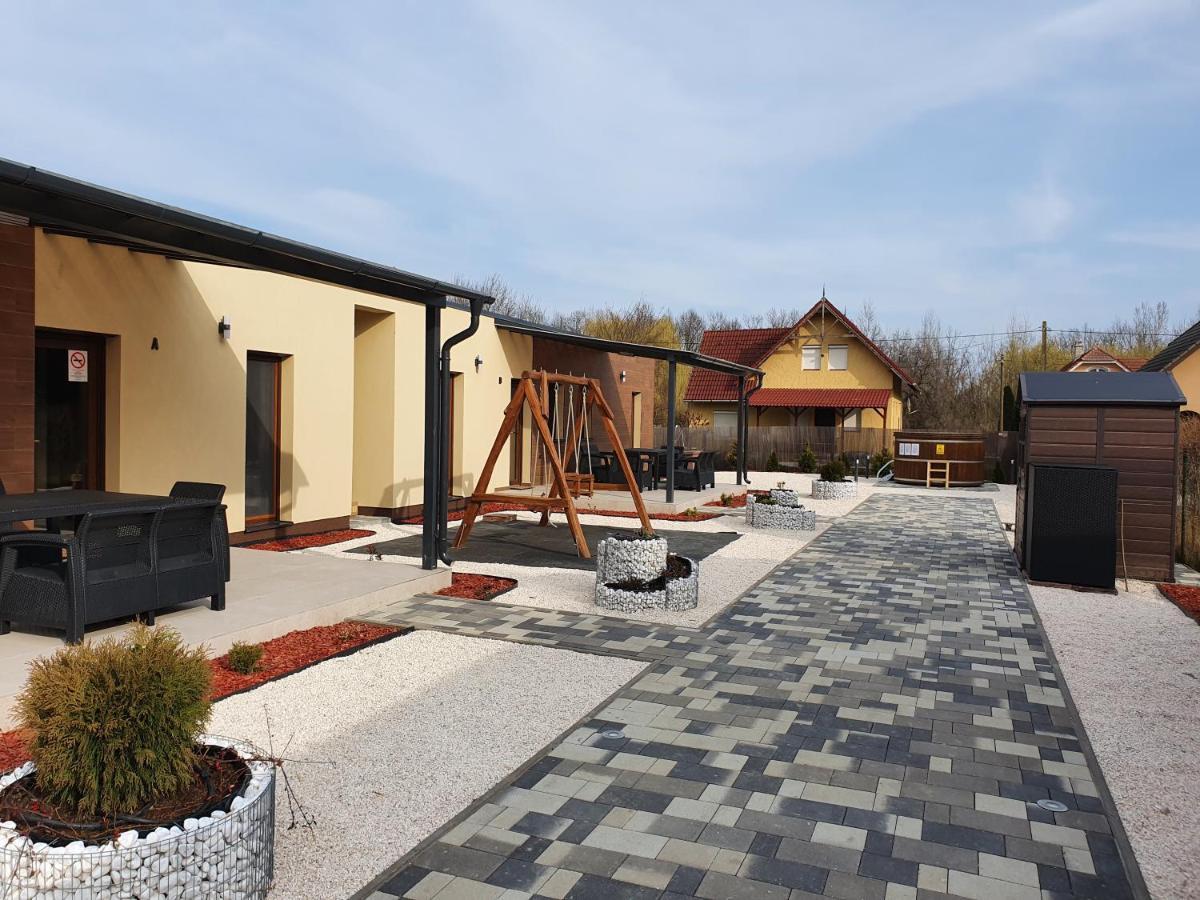 H&H Apartments Poroszlo Luaran gambar