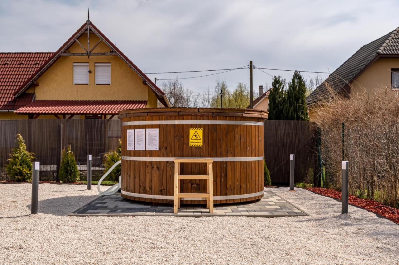 H&H Apartments Poroszlo Luaran gambar